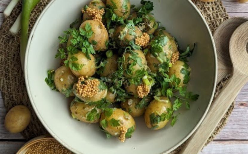 Kartoffelsalat med sennepsvinaigrette Kartoffelsalat med sennepsvinaigrette